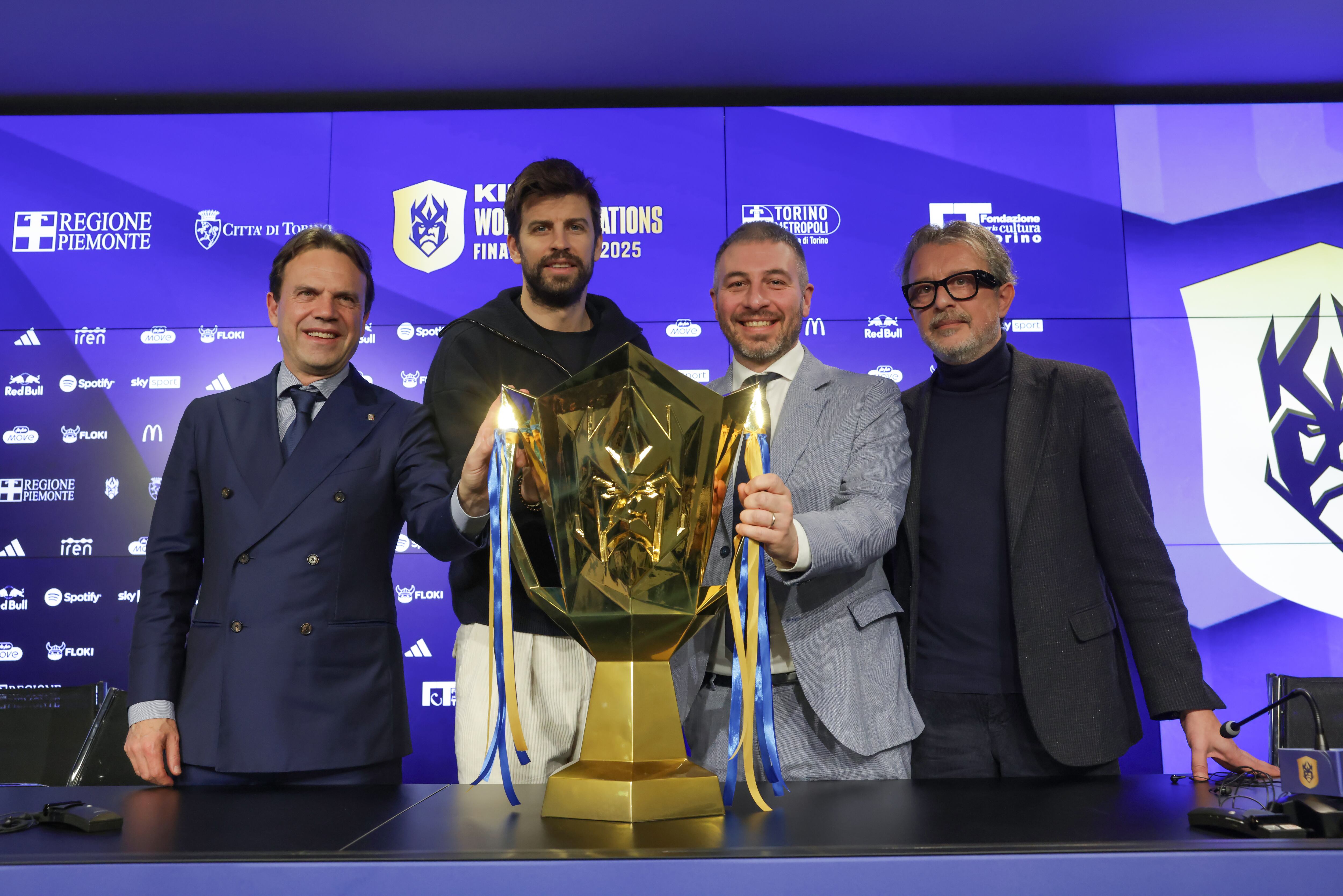 Piqué sosteniendo el trofeo que se llevó Brasil como campeón de la Kings World Cup.