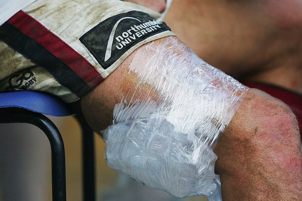 Jonny Wilkinson, de Newcastle Falcons, equipo profesional inglés de rugby, es visto con una bolsa de hielo atada a su pierna después de salir con una lesión durante el partido Guinness Premiership entre London Irish y Newcastle Falcons en el estadio Madejski el 3 de marzo de 2007 en Lectura, Inglaterra. (Foto de Julian Finney/Getty Images)
