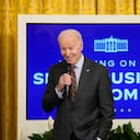 El presidente Joe Biden habla durante una Cumbre Empresarial de Mujeres de la SBA en el Salón Este de la Casa Blanca, el lunes 27 de marzo de 2023, en Washington. (AP Photo/Alex Brandon)