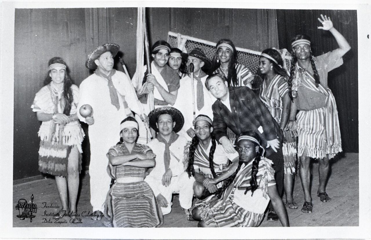 Desde su creación, esta fundación ha trabajado por preservar y difundir las tradiciones populares de Colombia. Creció de la mano de la maestra Edelmira Massa Zapata (1953 - 2024), quien recibió el legado de la agrupación "El Palenque de Delia, Conjunto de Tradiciones Populares" de su madre, Delia Zapata Olivella, y su tío, Manuel Zapata Olivella, quienes la habían consolidado como un referente de la danza, música y costumbres colombianas.
