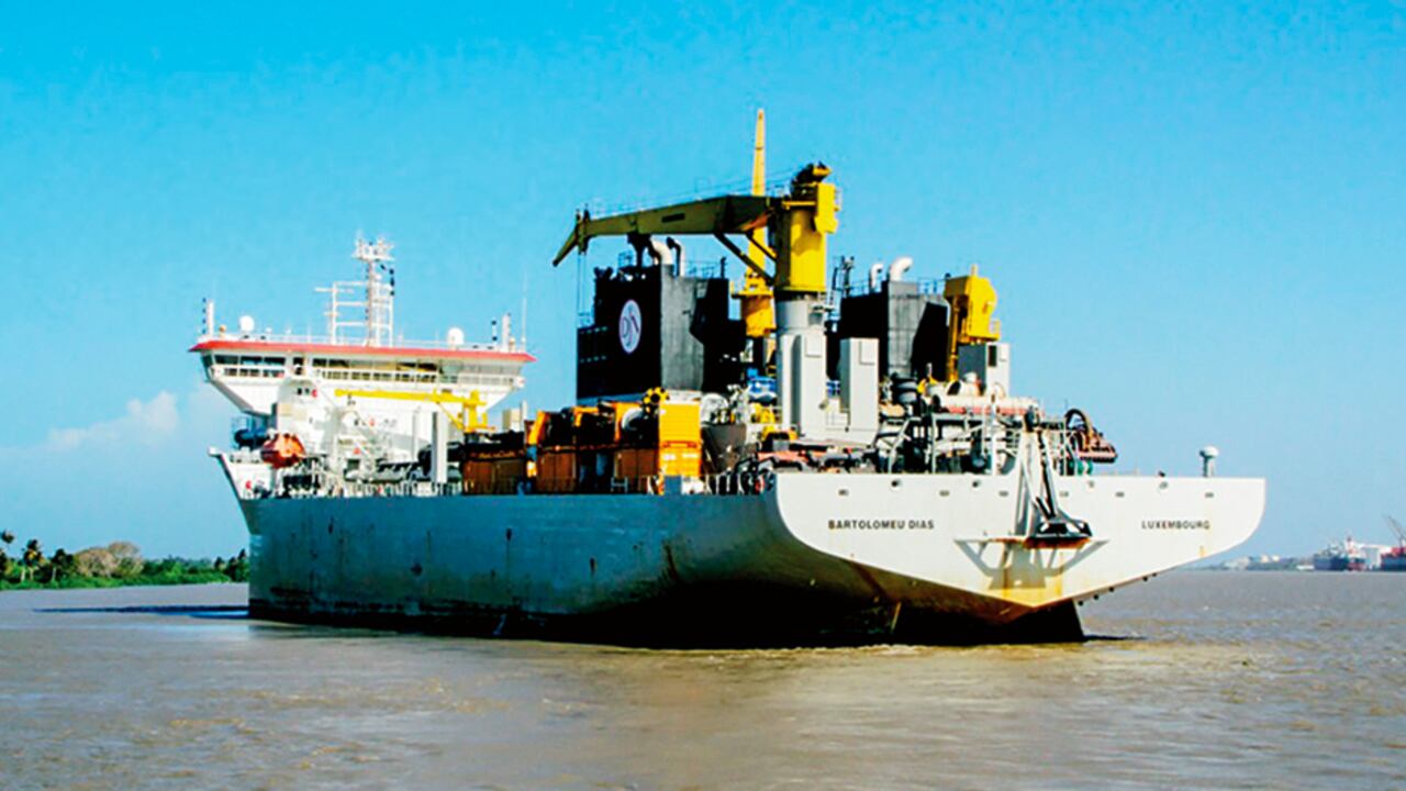 Las dragas destinadas para realizar este trabajo son extranjeras. Sin embargo, en muchos casos, los contratos no se han ejecutado en su totalidad.