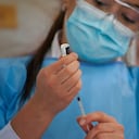 El personal de salud de hospitales como el Hospital de la Policía y la Clínica Colombia preparan y vacunan a su personal de salud como parte de la primera fase de vacunaciones en Bogotá, Colombia, el 18 de febrero de 2021. (Foto de: Chepa Beltran / VWPics / Universal Images Group a través de Getty Images )