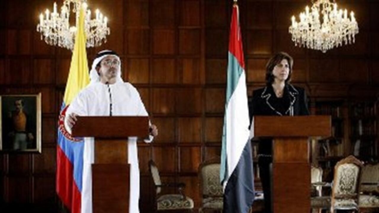 La canciller colombiana, María Ángela Holguín, y el canciller de Emiratos Árabes Unidos, Sheikh Abdullah Bin Zayed Al Nahyan, en el Palacio de San Carlos de Bogotá.