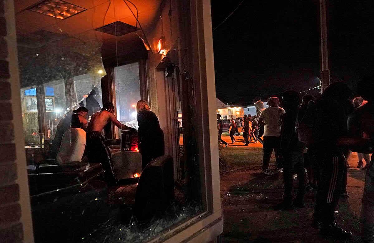 Manifestantes prendieron fuego a una oficina el lunes 24 de agosto de 2020 en Kenosha, Wisconsin.Los manifestantes se reunieron en el juzgado del condado durante una segunda noche de enfrentamientos después de que el tiroteo de la policía contra Jacob Blake un día antes convirtiera a Kenosha en la ciudad más reciente del país. en un verano de disturbios raciales. Foto: David Goldman / AP 