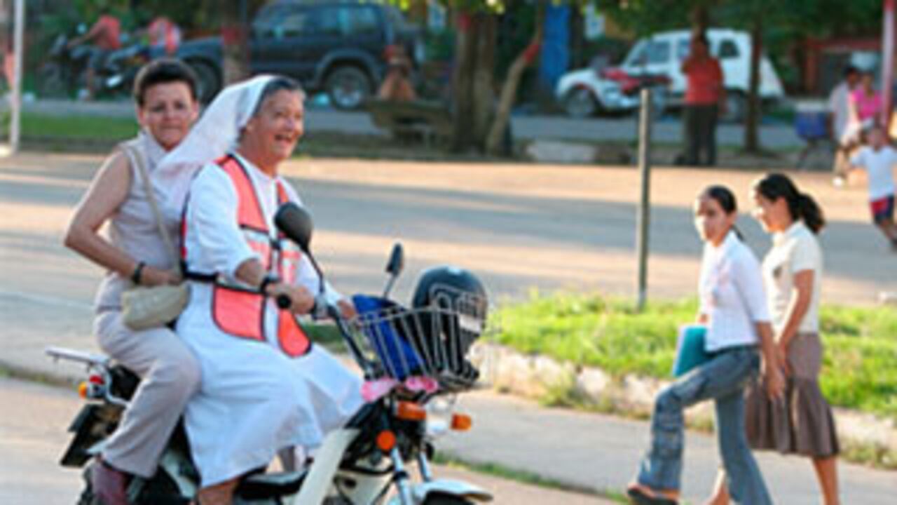La hermana Amparo y la profesora Beatriz recorren en moto las calles de San Vicente del Caguán para visitar los círculos de lectores. Por su proyecto son las ganadoras del Premio Nacional de Paz, organizado por ‘El Tiempo’, ‘El Colombiano’, SEMANA, ‘Caracol’ radio y televisión, Fescol y el Pnud.