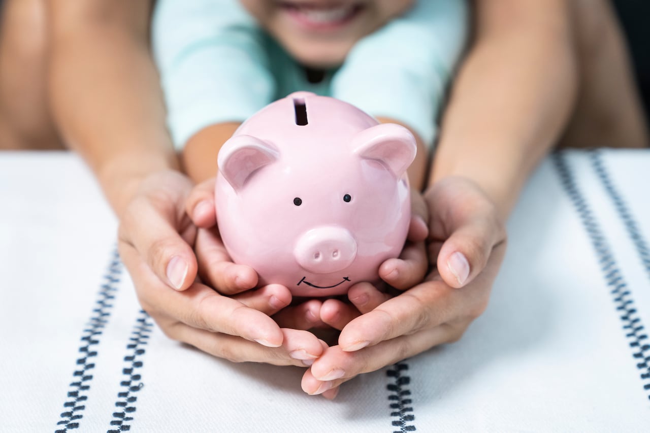 Las cuentas funcionarán tipo IRA custodiado: el estado depositará automáticamente $1,000 al nacer y abrirá la cuenta con el número de Seguro Social del infante, sin que los padres deban completar trámites iniciales