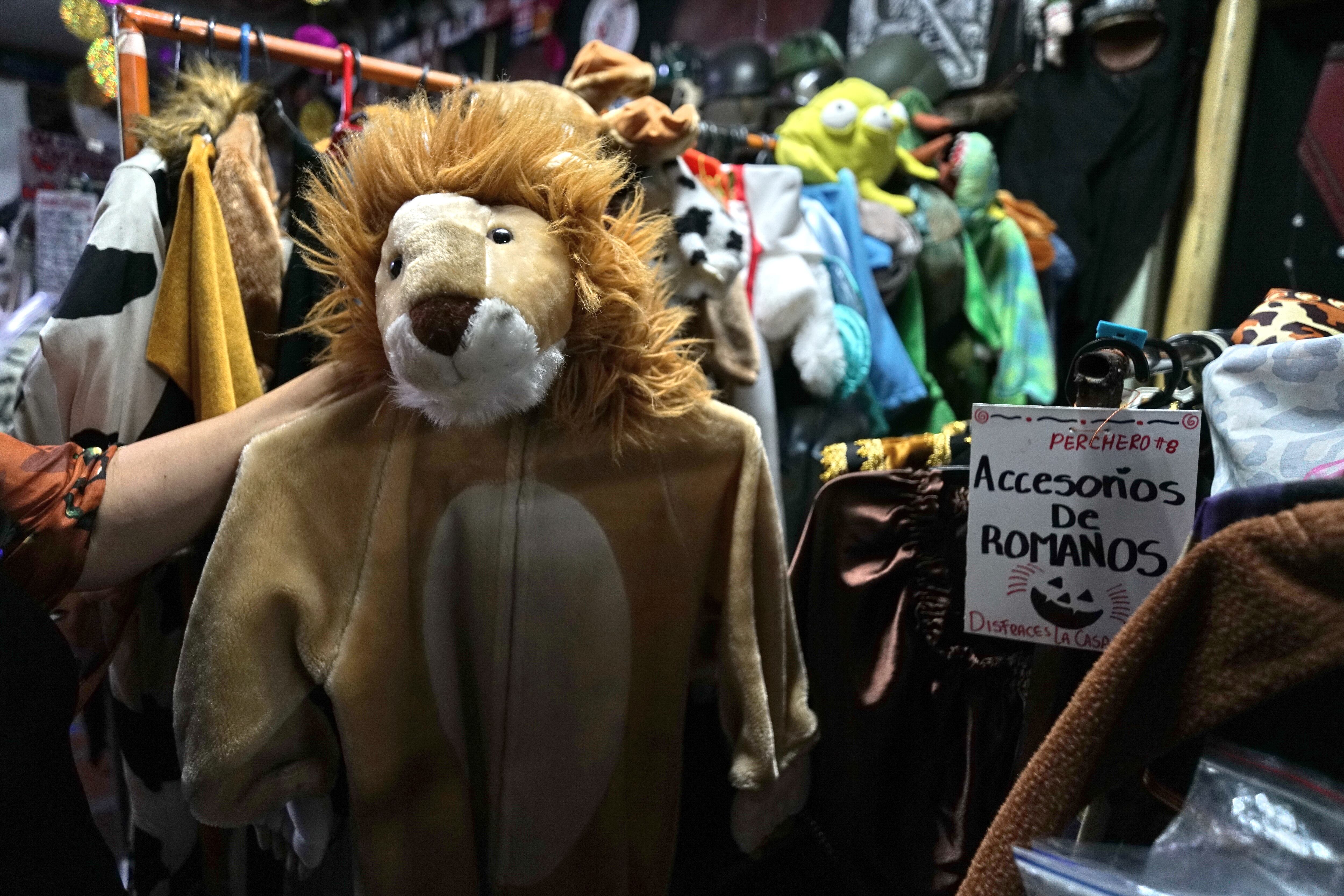 Las tendencias de disfraces para Halloween en Cali, incluyen personajes de películas de terror, fantasía y ficción. También se ven mucho, los disfraces de personajes clásicos de Halloween como brujas, bailarinas y superhéroes. La Casa del terror, es un sitio de alquiler de disfraces, muy tradicional. Foto Jorge Orozco.