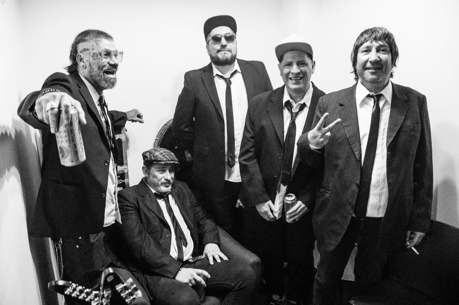 2 Minutos, también conocido como 2', es un grupo musical de punk rock. Nació en 1987, en Valentín Alsina, Provincia de Buenos Aires, Argentina.