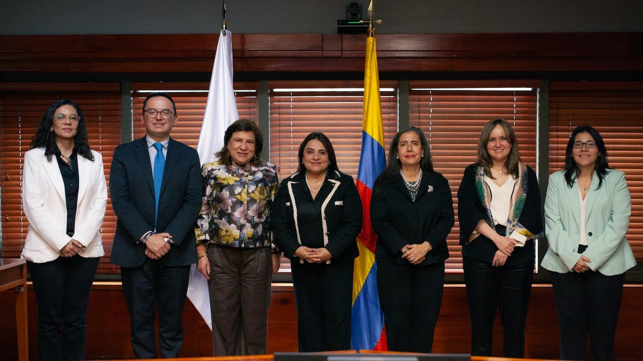 En la foto: Luz Angela Cortina, directora de UR Interseccional; Erick Rincón Cárdenas, decano de Jurisprudencia; Rocío Araujo, vicerrectora; Paola Meneses, presidenta de la Corte Constitucional; Ana Isabel Gómez, rectora, y Ana María Ramos, magistrada auxiliar de la Corte Constitucional. La que está al lado de Ana es Ana María Ramos, magistrada auxiliar de la Corte Constitucional, y la otra doctora también es magistrada auxiliar de la Corte Constitucional.