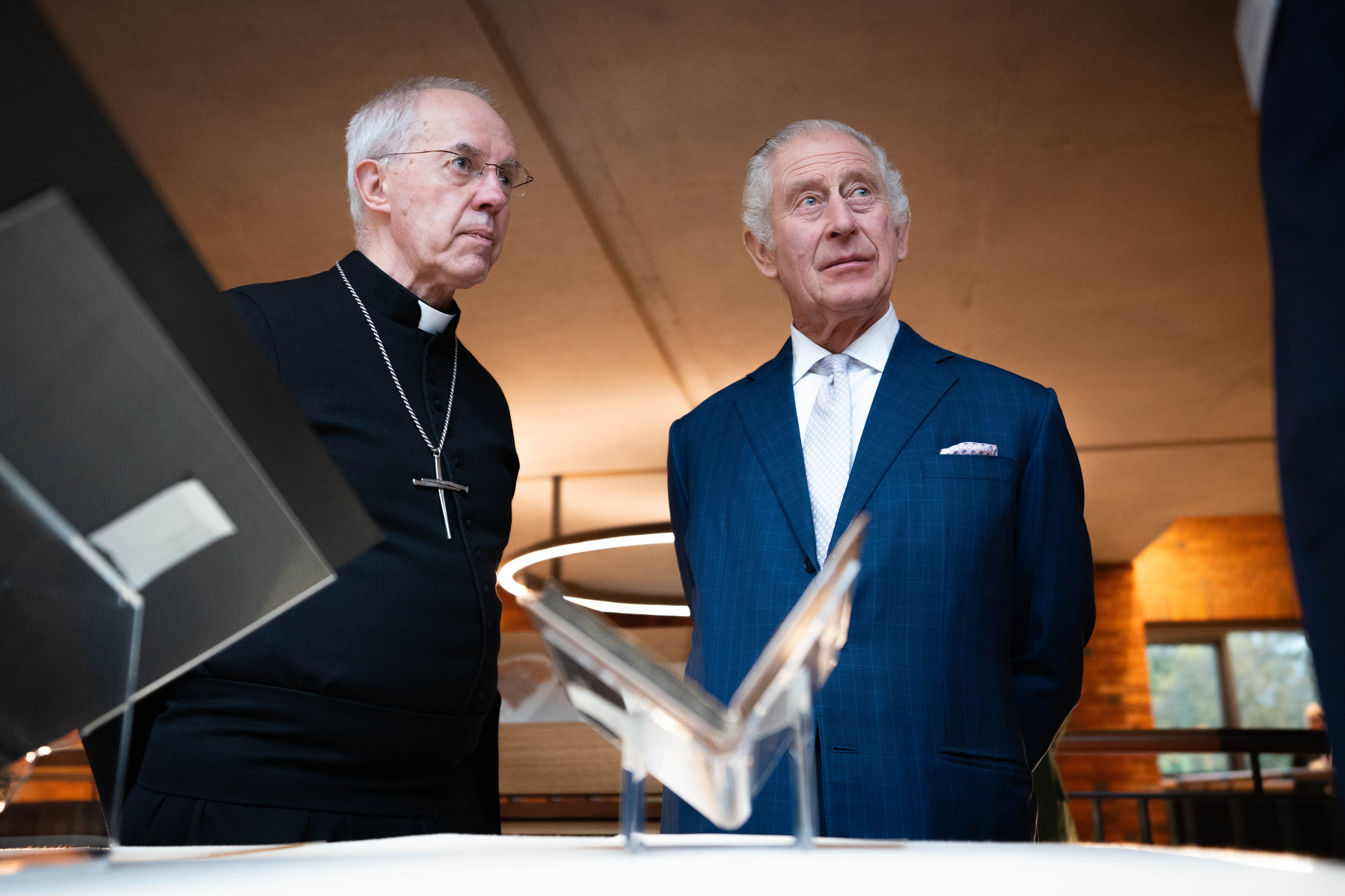 El rey Carlos III y el arzobispo de Canterbury, el Reverendísimo Justin Welby, en una recepción de líderes religiosos durante una visita a la nueva biblioteca del Palacio de Lambeth para conmemorar la Semana Interreligiosa, cuyo objetivo es fortalecer las relaciones interreligiosas. niveles y para aumentar la conciencia sobre las diferentes y distintas comunidades religiosas en el Reino Unido, el 16 de noviembre de 2023 en Londres, Inglaterra.