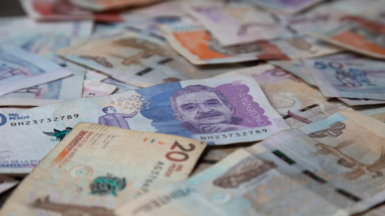 Foto de referencia de billetes colombianos.