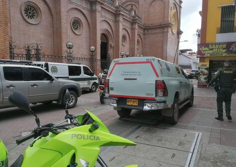 Cuando los trabajadores se percataron del error, los ladrones ya iban lejos con el dinero.