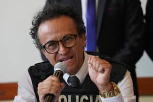 Christian Zurita habla durante una conferencia de prensa luego de ser nominado por Movimiento Construye para reemplazar al asesinado Fernando Villavicencio como candidato presidencial, el domingo 13 de agosto de 2023, en Quito, Ecuador. Villavicencio recibió un disparo mortal en un mitin político el 9 de agosto. (Foto AP/Dolores Ochoa)
