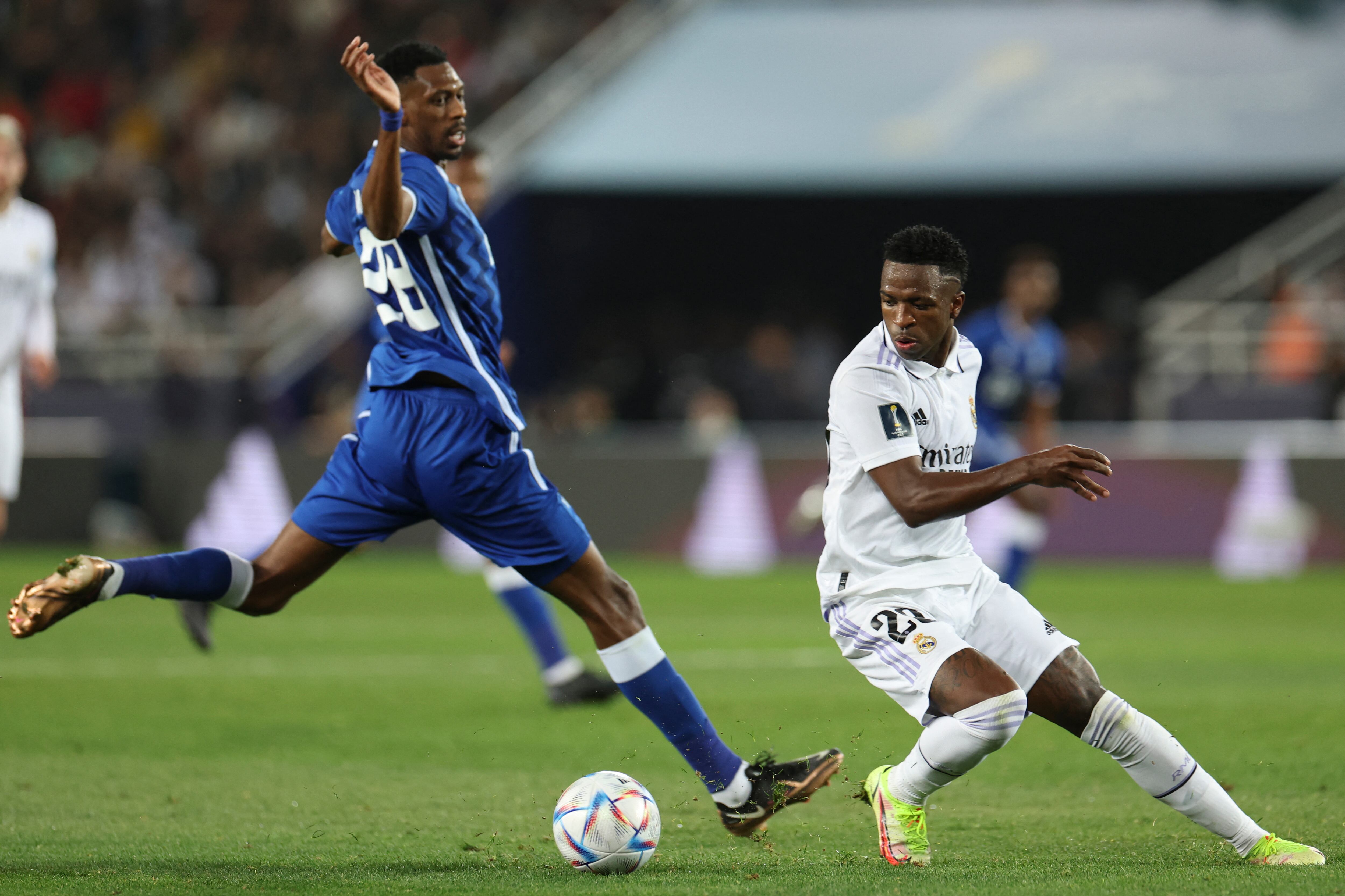 El delantero brasileño del Real Madrid, Vinicius Junior (R), está marcado por el centrocampista saudita de Hilal, Mohamed Kanno, durante el partido de fútbol final de la Copa Mundial de Clubes de la FIFA entre el Real Madrid de España y el Al-Hilal de Arabia Saudita en el Estadio Príncipe Moulay Abdellah en Rabat el 11 de febrero de 2023. (Foto de Fadel Senna / AFP)
