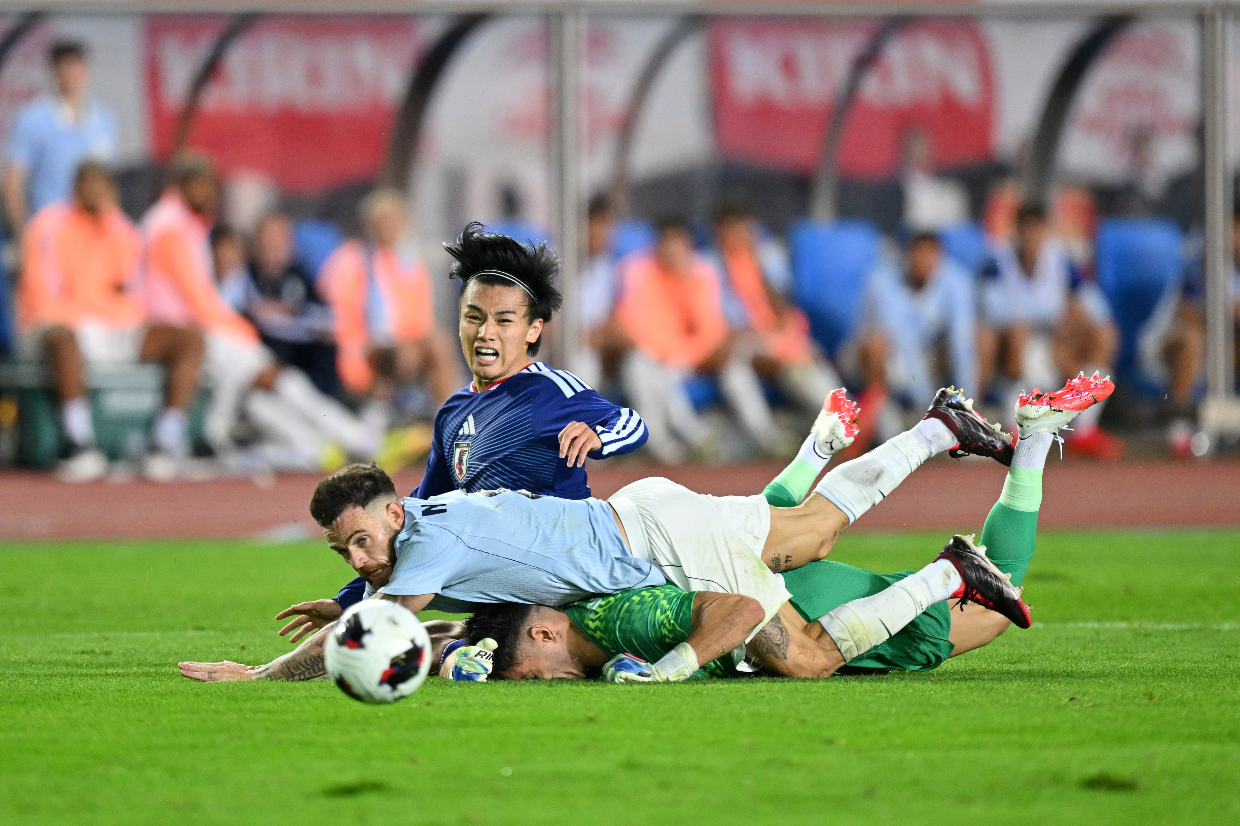 Ayase Ueda apiló dos rivales de Uruguay y le anotó en el amistoso de la fecha Fifa de septiembre.