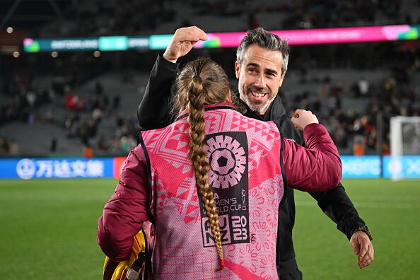 Aitana Bonmatí marcó dos goles y brindó dos asistencias en la goleada de España 5-1 del sábado contra Suiza que le dio la histórica clasificación a cuartos de final en el Mundial femenino.