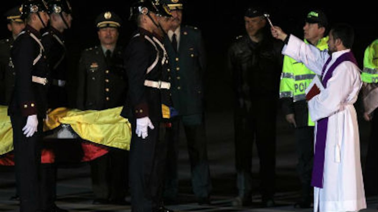 Los cuerpos de los cuatro uniformados muertos en poder de las Farc, fueron recibidos con honores militares en el aeropuerto militar de Catam en Bogotá . La llegada de los cuerpos de los policías Edgar Yesid Duarte Valero, Elkin Hernández Rivas y Álvaro Moreno, así como del sargento mayor del Ejército José Libio Martínez se retrasó por trámites legales y el mal tiempo.