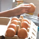 Si deja los huevos frescos fuera de la nevera más tiempo del indicado, son más propensos a generar microorganismos y bacterias que se reproducirán dentro de ellos de forma acelerada.