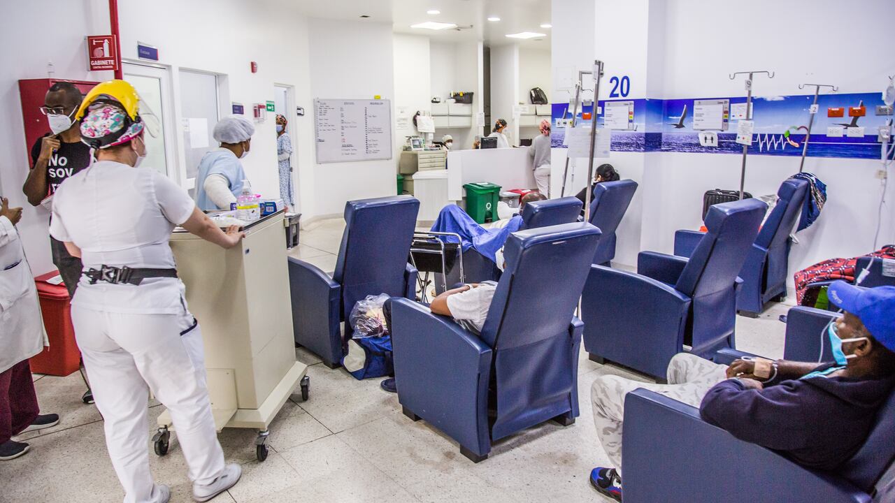 El principal -y más grande- hospital público del suroccidente de Colombia resiste con poco espacio en sus camas UCI para atender el alto número de pacientes covid que necesitan ventilación mecánica.