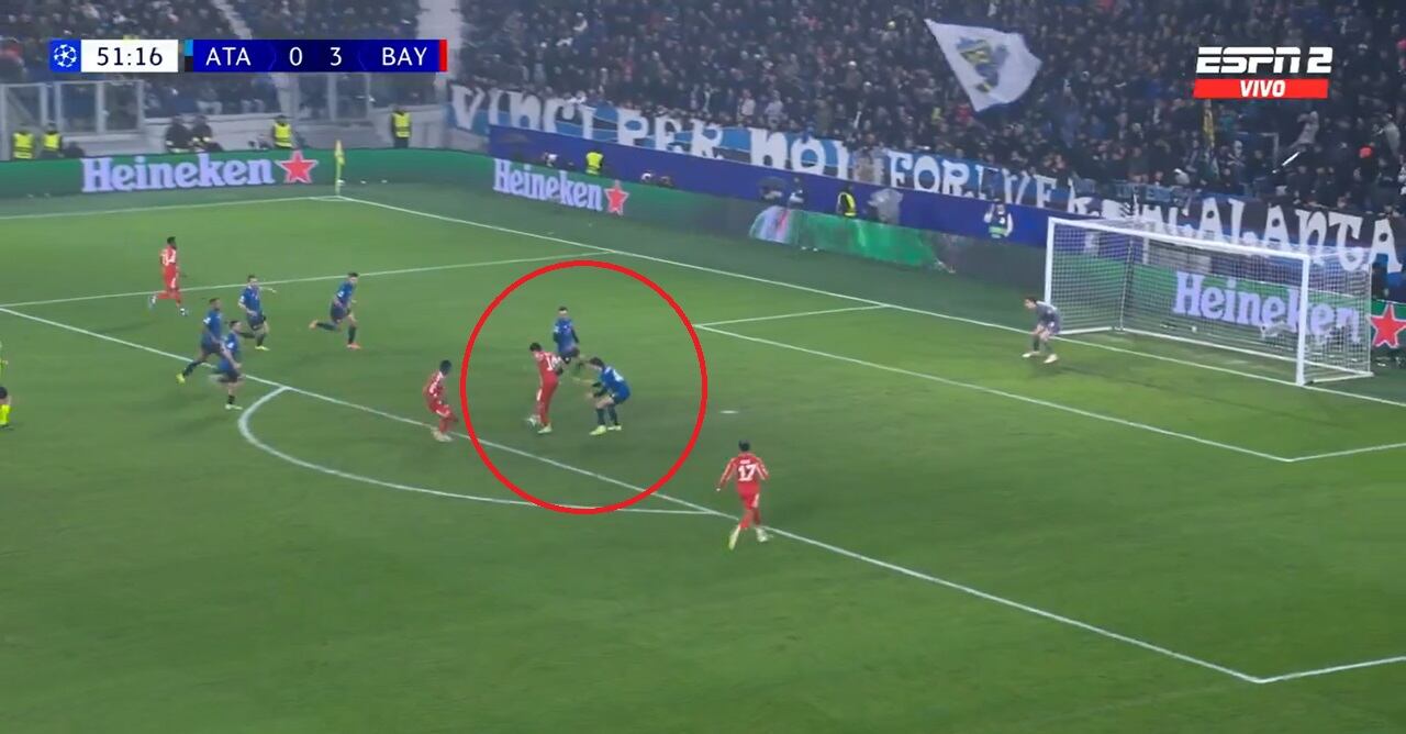 Momento exacto de la asistencia de Luis Díaz ante el Atalanta.