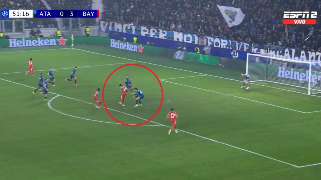 Momento exacto de la asistencia de Luis Díaz ante el Atalanta.