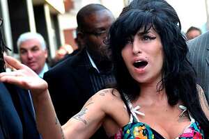 Con su pelo crespo negro, sus ojos pintados y su extrema delgadez, Amy Winehouse ofrecía una figura muy reconocible, que difería del modelo de artista actual.