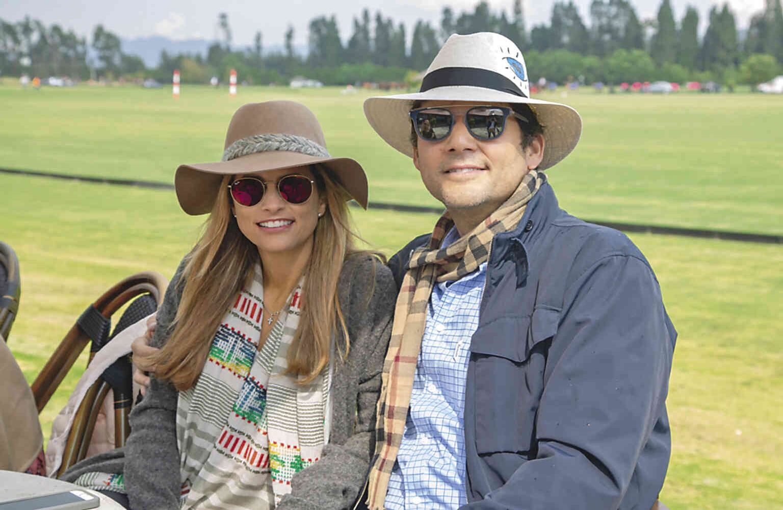 Paula Salazar y Guillermo Gómez se protegieron del sol con gran estilo.