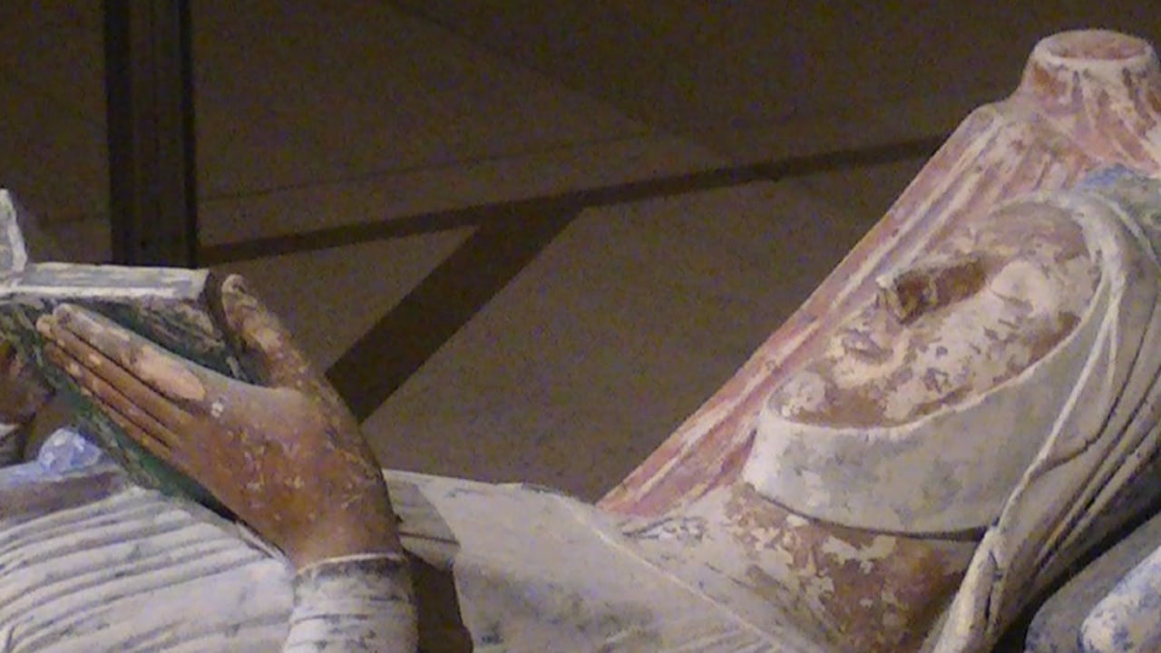 Efigie de Leonor de Aquitania en su tumba de la iglesia de la Abadía de Fontevraud.