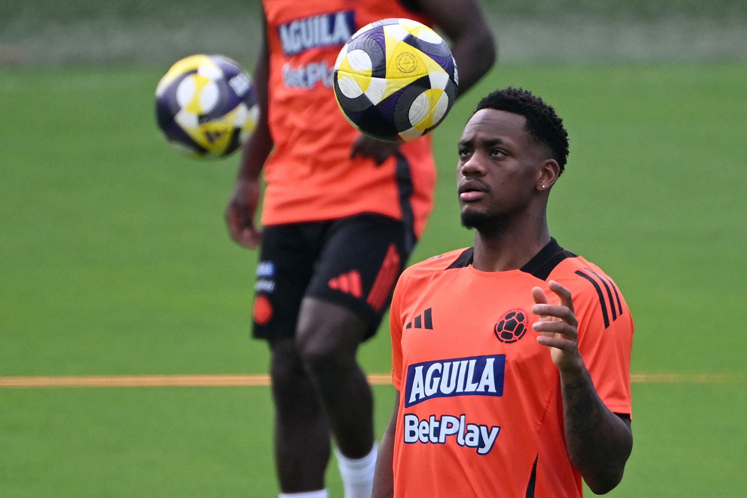 Colombia's forward Jhon Dur�n eyes the ball during a training session at the Metropolitan Stadium in Barranquilla, Colombia on June 5, 2025, on the eve of the FIFA World Cup 2026 qualifier football match against Peru. (Photo by Luis ACOSTA / AFP)