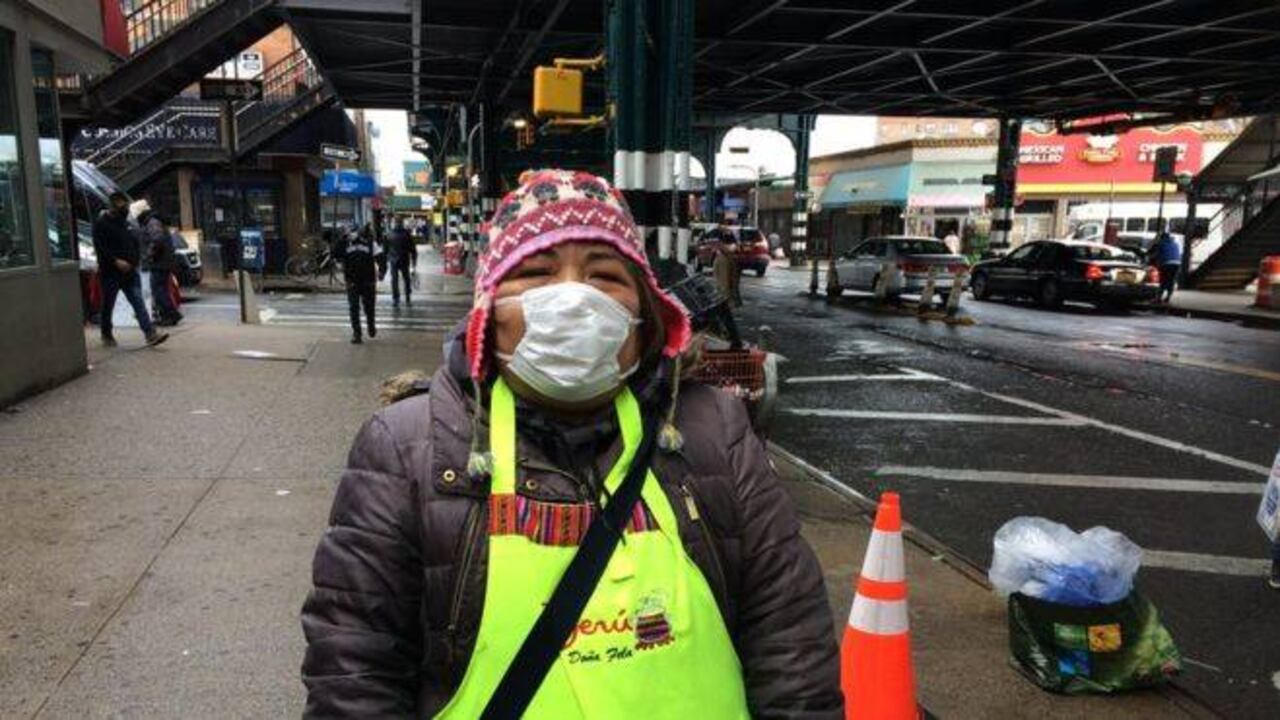 La peruana Elvira Zukazaka vende comida en las calles de Queens, Nueva York.