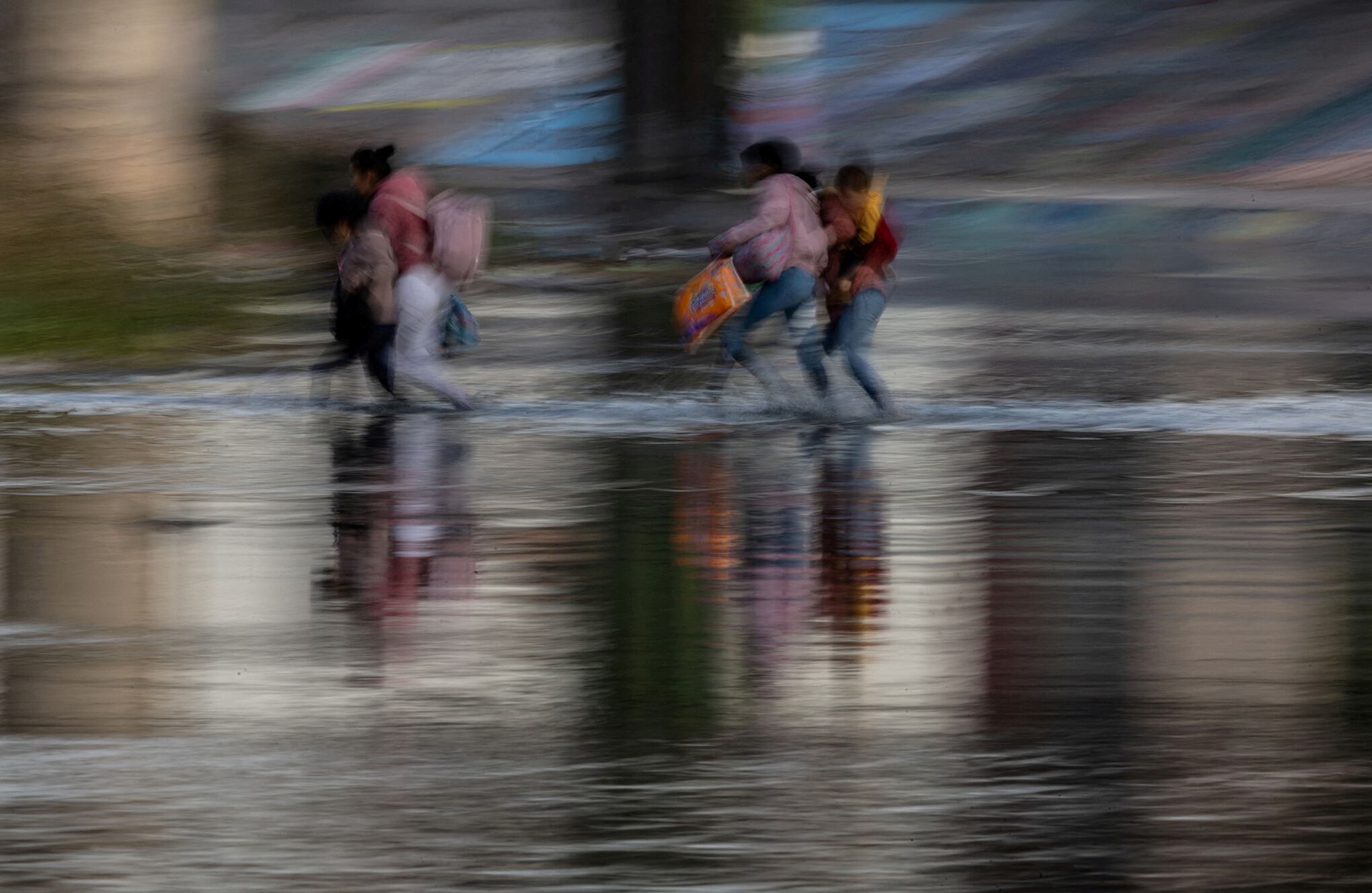 En imágenes : Las solicitantes de asilo cruzan Río Bravo hacia Estados Unidos.