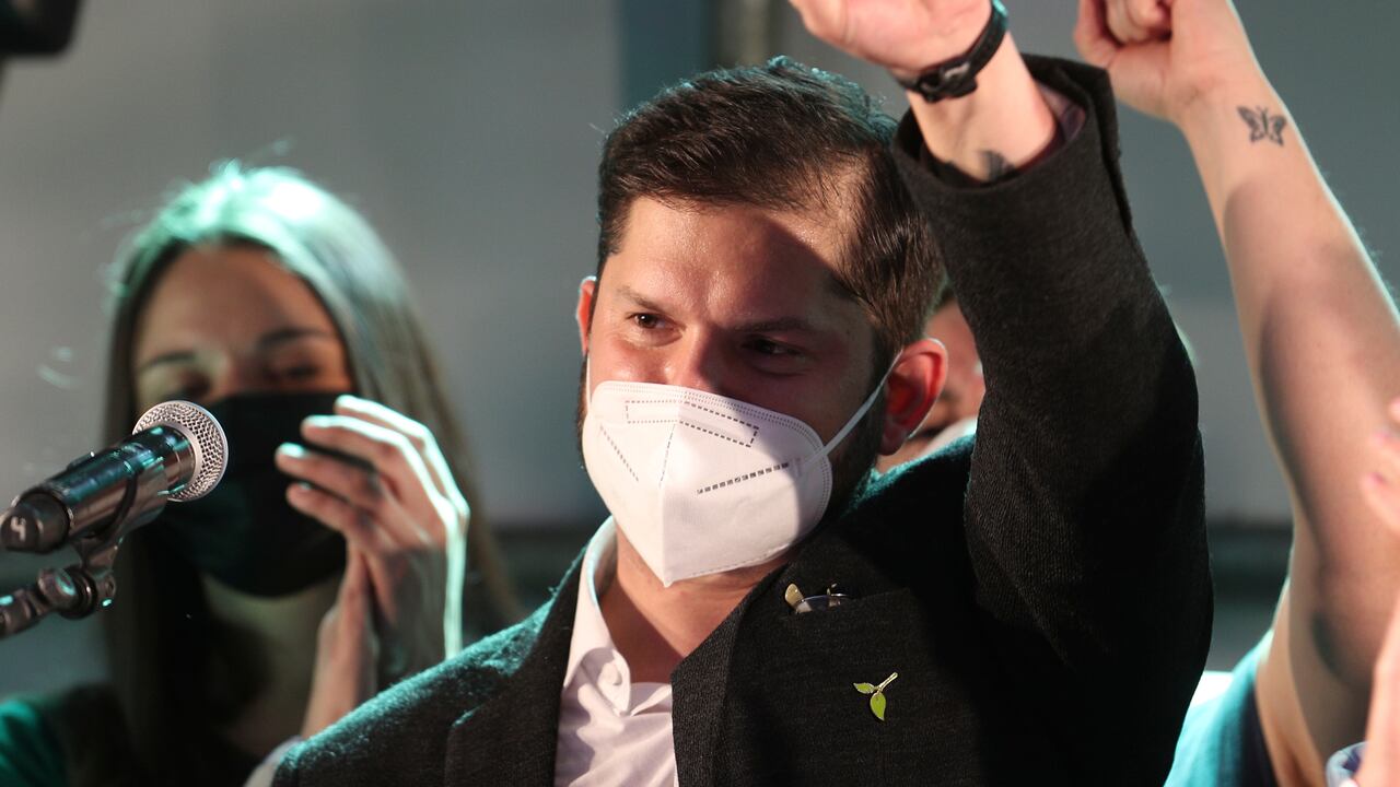 El candidato presidencial Gabriel Boric, de la alianza política "Apruebo Dignidad", gesticula ante simpatizantes luego de que cerraron las urnas.