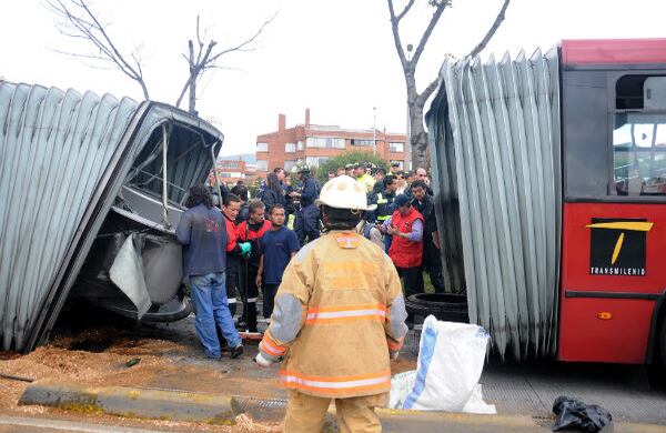 Quince heridos dejó choque entre dos buses de Transmilenio. Un  articulado se partió en dos.