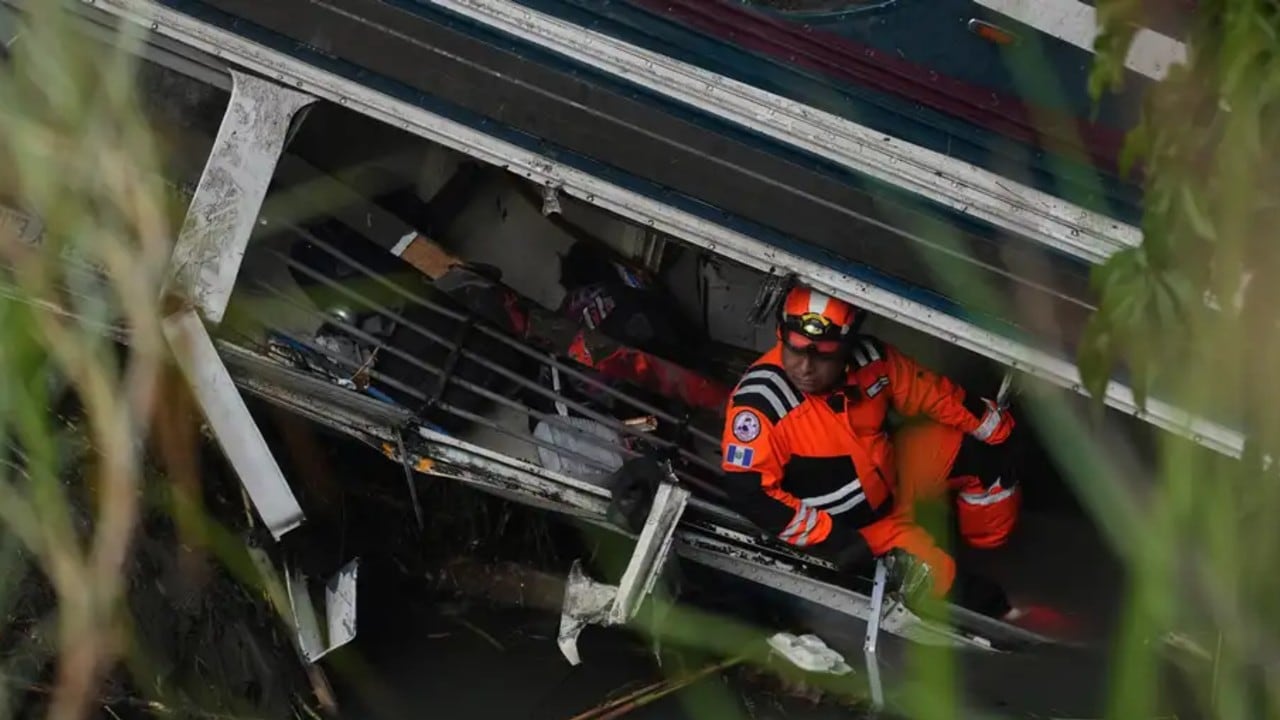 Los miembros de los cuerpos de socorro y de los bomberos rescataron a los ocupantes del autobús.