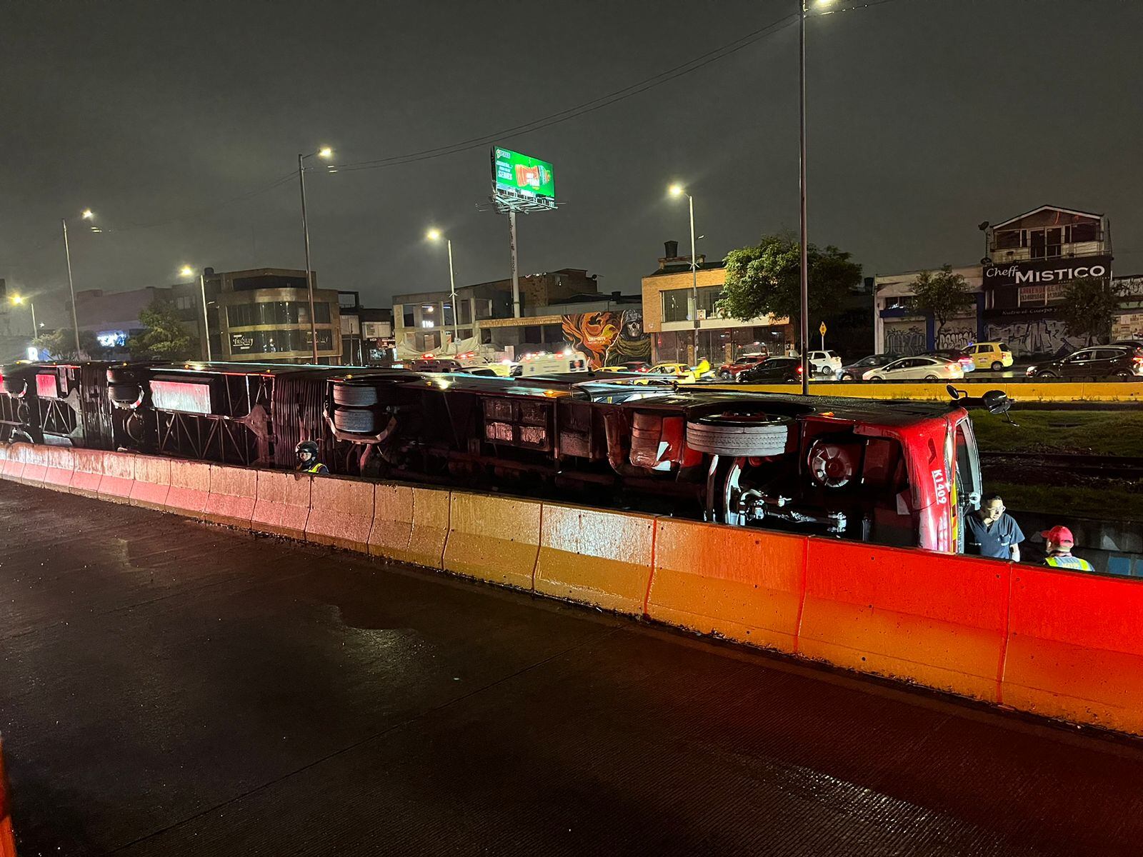 El accidente dejó un número indeterminado de heridos.