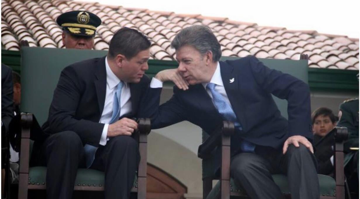 El hoy precandidato presidencial Juan Carlos Pinzón junto al entonces presidente de Colombia Juan Manuel Santos.