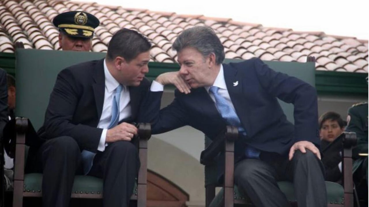 El hoy candidato presidencial Juan Carlos Pinzón junto al entonces presidente de Colombia Juan Manuel Santos.