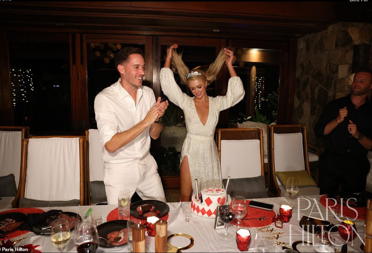 Los futuros esposos durante la rumba después de la pedida de mano.