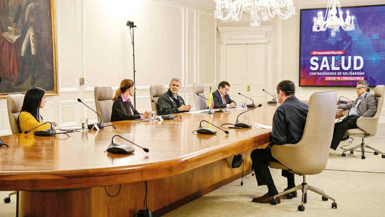 El presidente Duque inicia sus jornadas a las 4:30 de la mañana y va hasta la medianoche. Personalmente, lidera la búsqueda de respiradores artificiales para los pacientes.