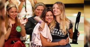 La primera dama, María Juliana Ruiz, le entregó el premio a Johanna Bahamón. Foto: Premio Mujer Cafam