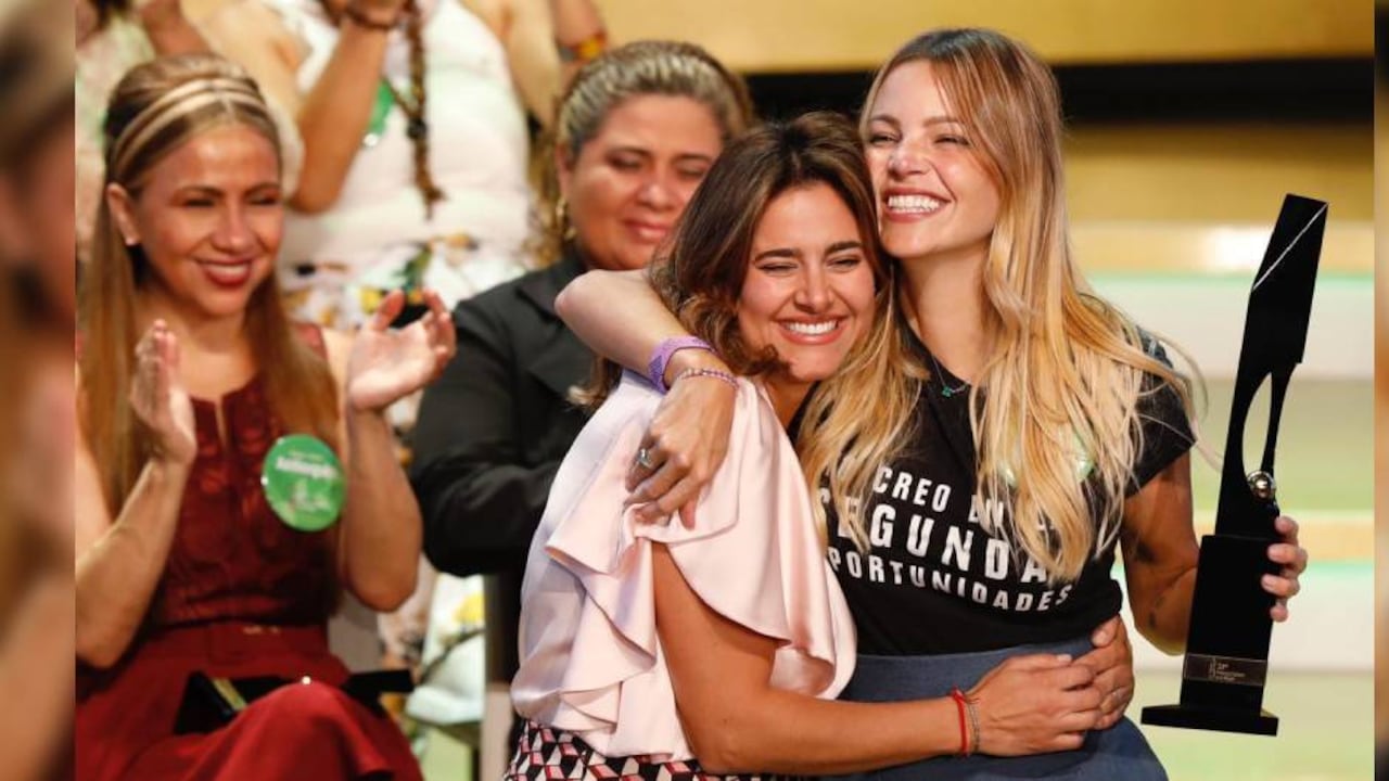 La primera dama, María Juliana Ruiz, le entregó el premio a Johanna Bahamón. Foto: Premio Mujer Cafam