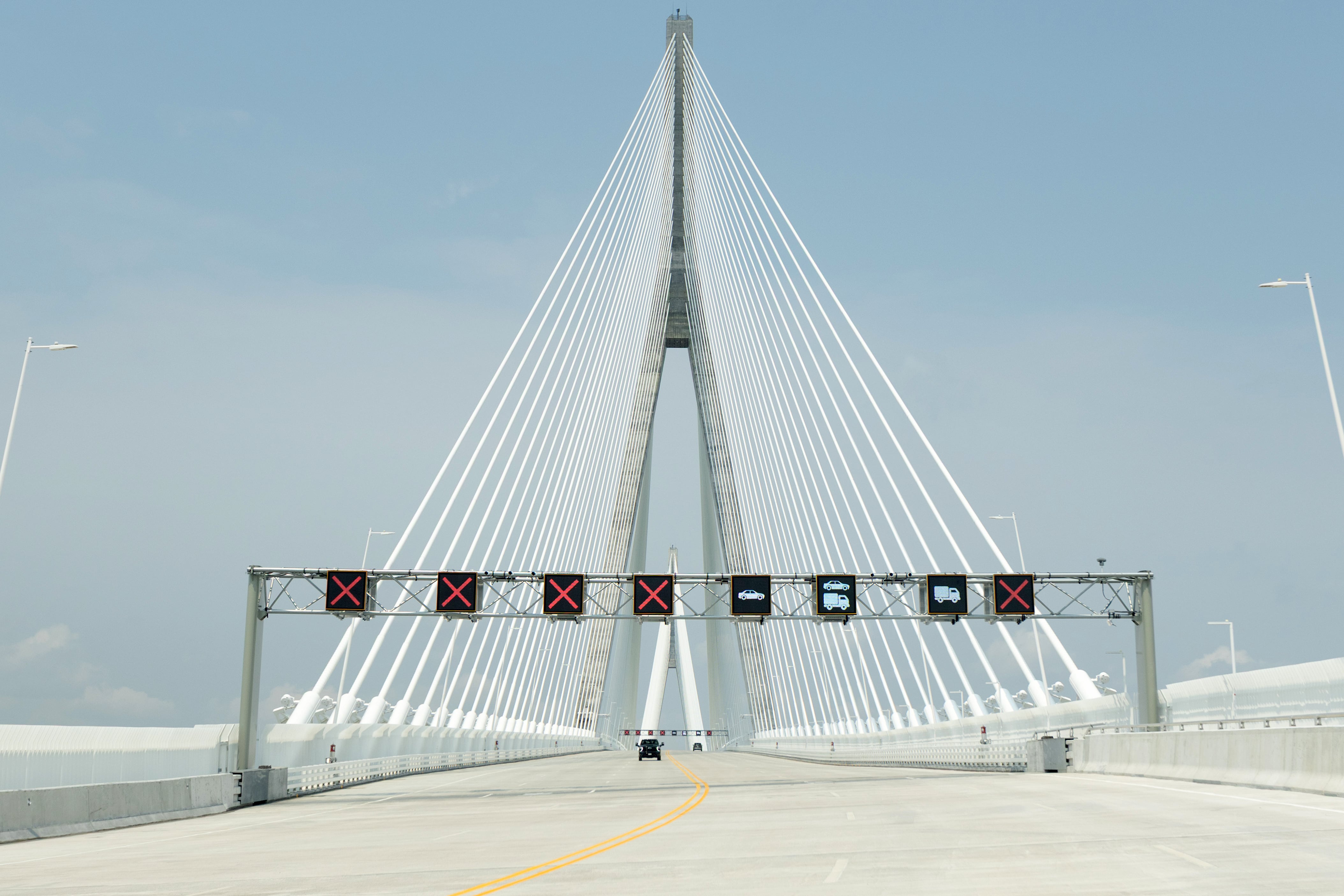 Un vehículo cruza el puente internacional Gordie Howe en Windsor, Ontario, el primer día que se abrió al tráfico vehicular.