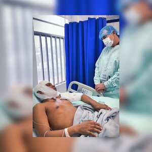 General William René Salamanca, director de la Policía, visitando a unos de los policías heridos en el Sur de Bolívar.