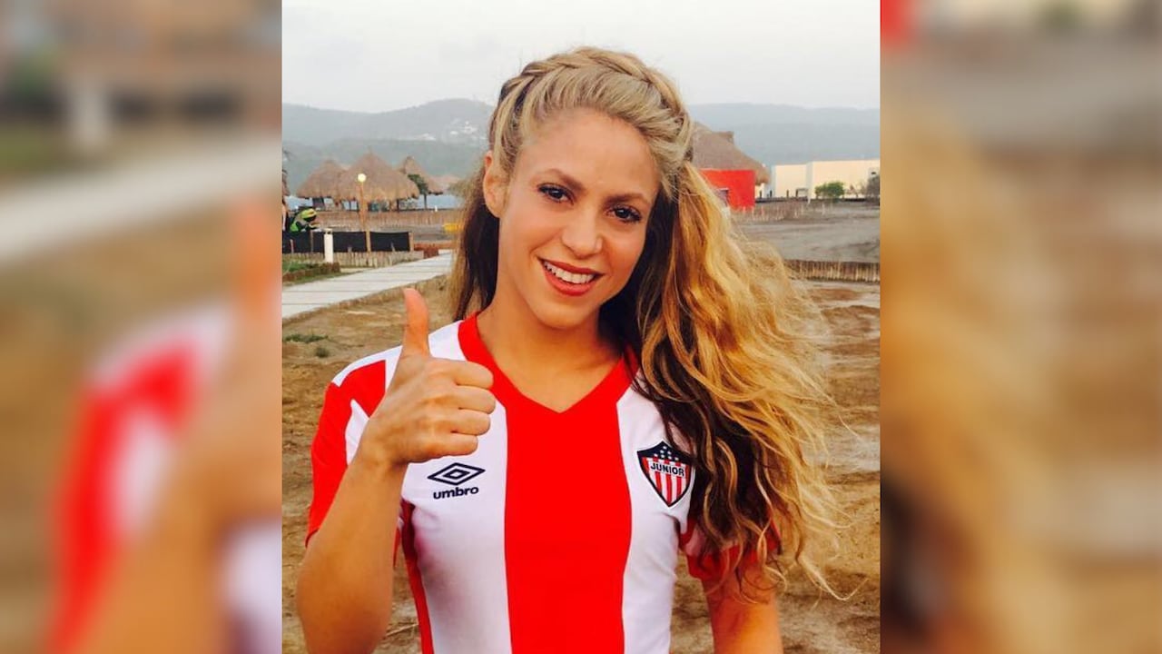 Shakira luciendo una camiseta del Junior de Barranquilla, ciudad donde tendrá una nueva estatua.