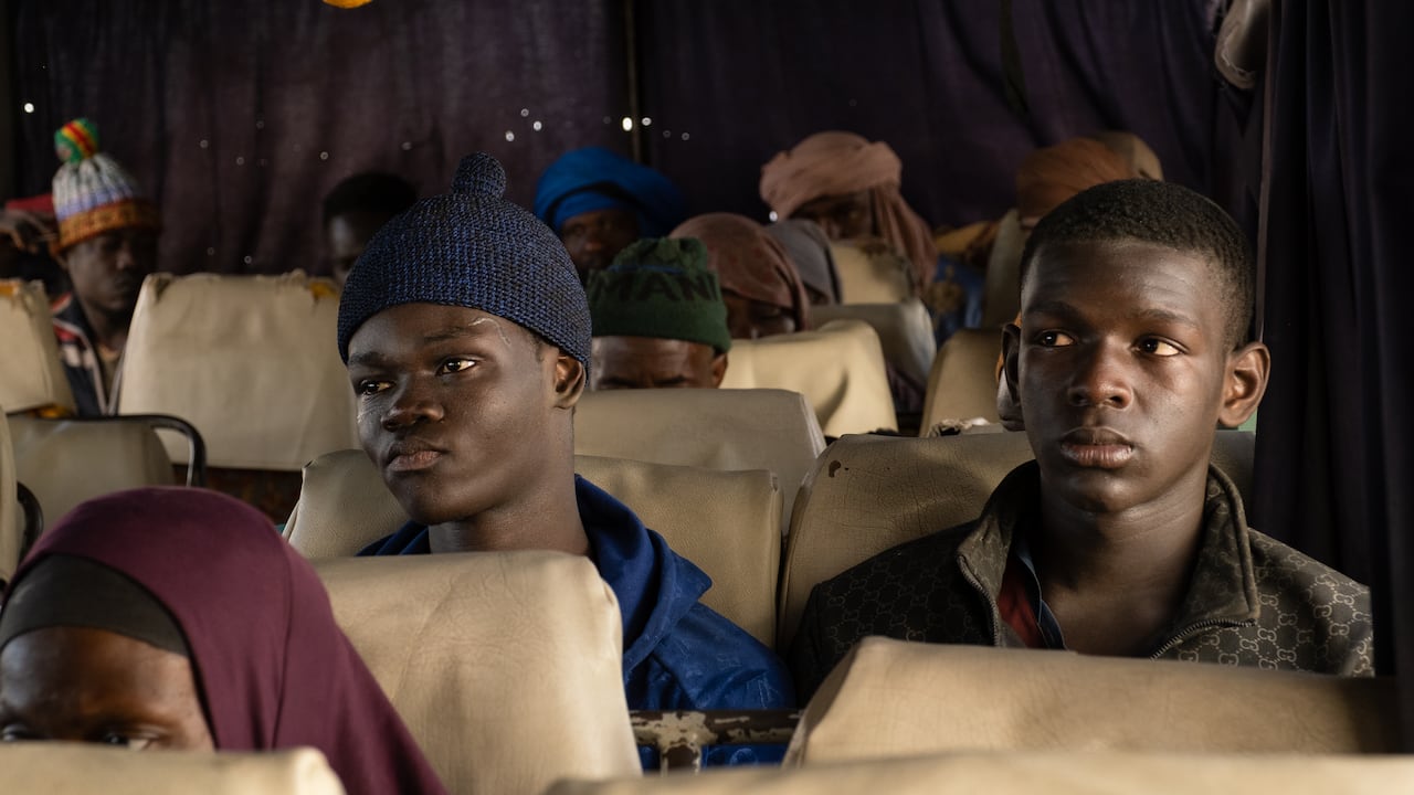 Moussa y Seydou han emprendido camino, y se hace necesario conseguir pasaportes... y esto acarrea sus propios problemas.