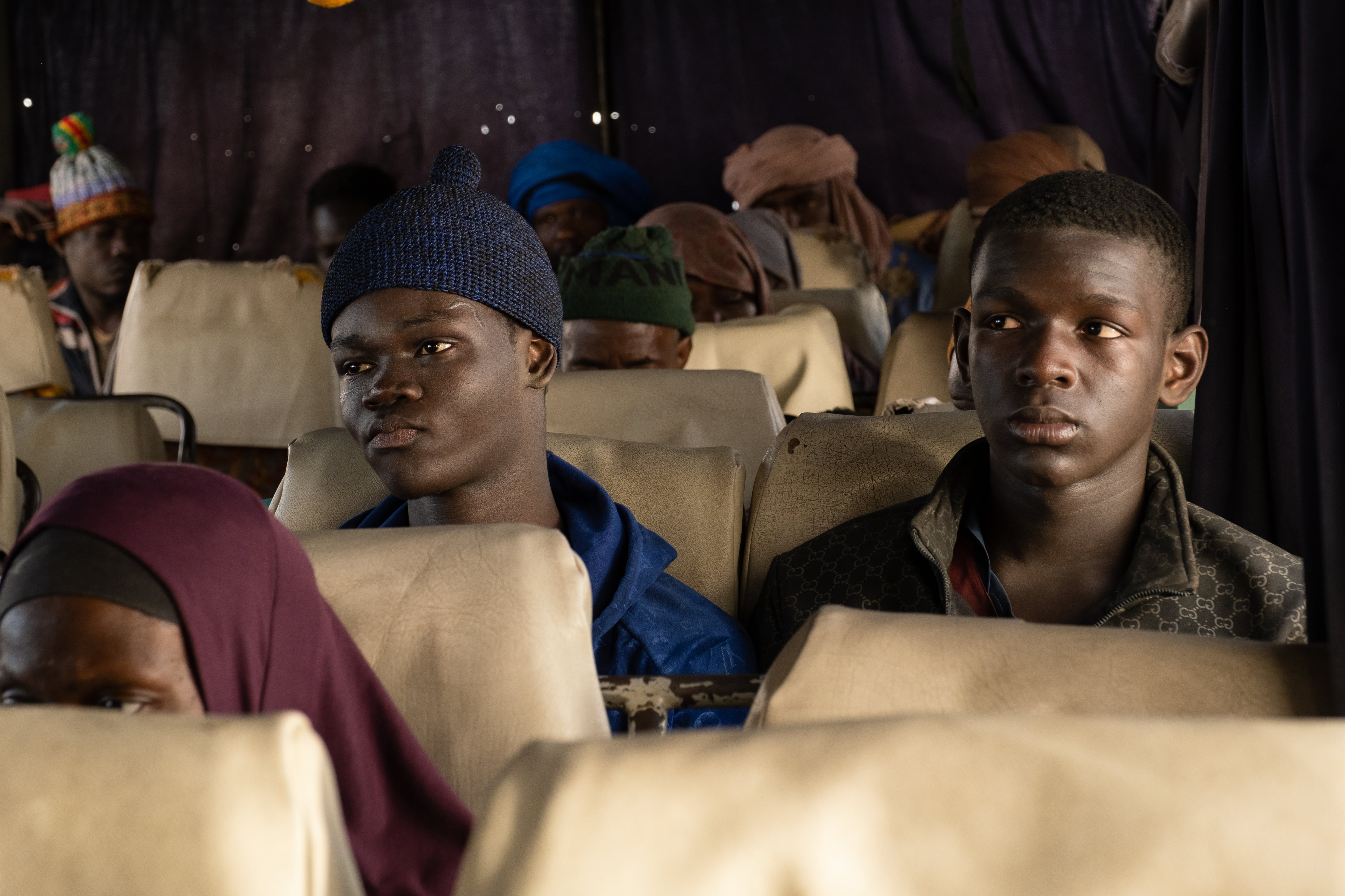 Moussa y Seydou han emprendido camino, y se hace necesario conseguir pasaportes... y esto acarrea sus propios problemas.