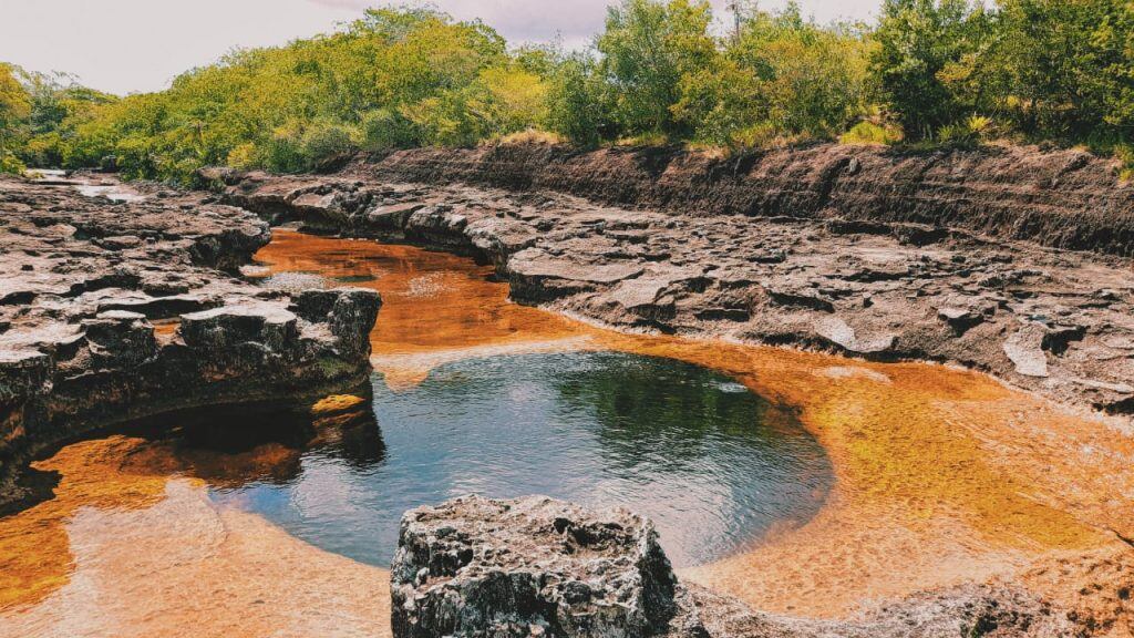 Aguas de varios colores fluyen a través de grutas subterráneas labradas sobre la roca, en este lugar llamado Pozos Naturales, en San José del Guaviare.
