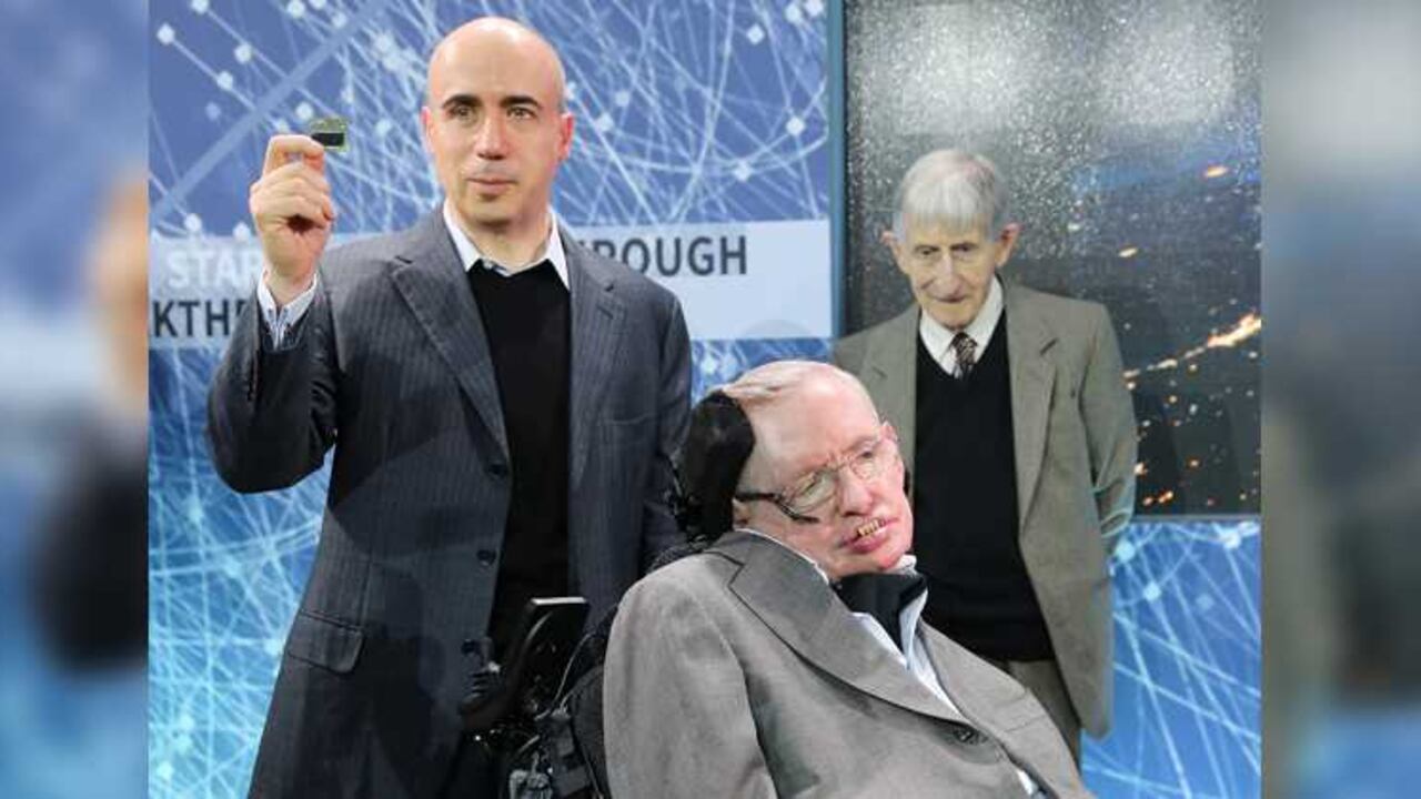 Yuri Milner y el astrofísico británico Stephen Hawking.
