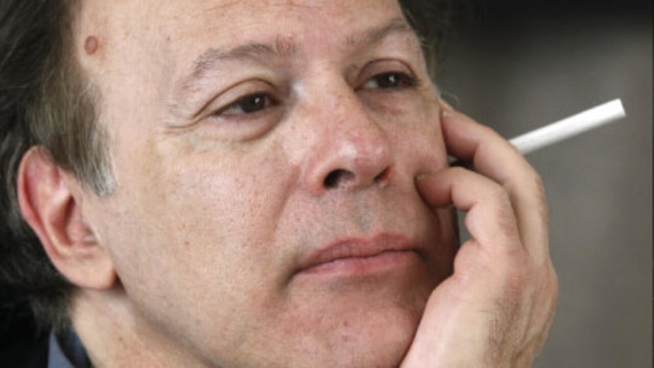 Varias veces el escritor Javier Marías ha criticado los fuertes recortes de presupuesto a la cultura ordenados por el presidente Mariano Rajoy.