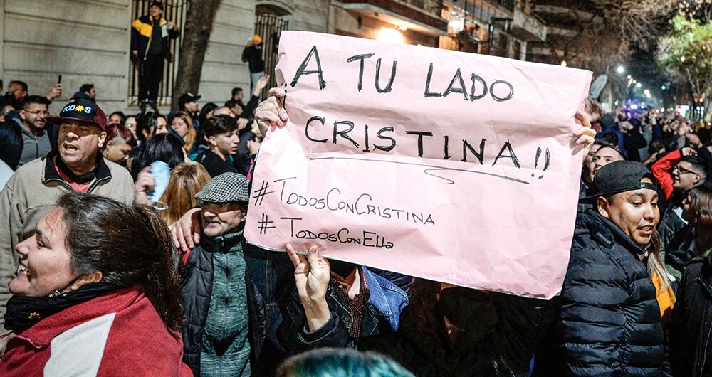 También han habido duras concentraciones de los partidarios de la expresidenta.